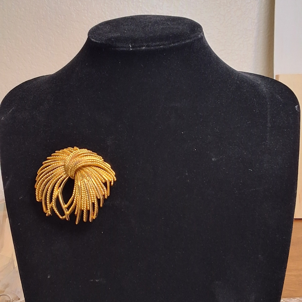 Vintage MONET Brooch Pin Gold Toned Fireburst 2" Beautiful Condition